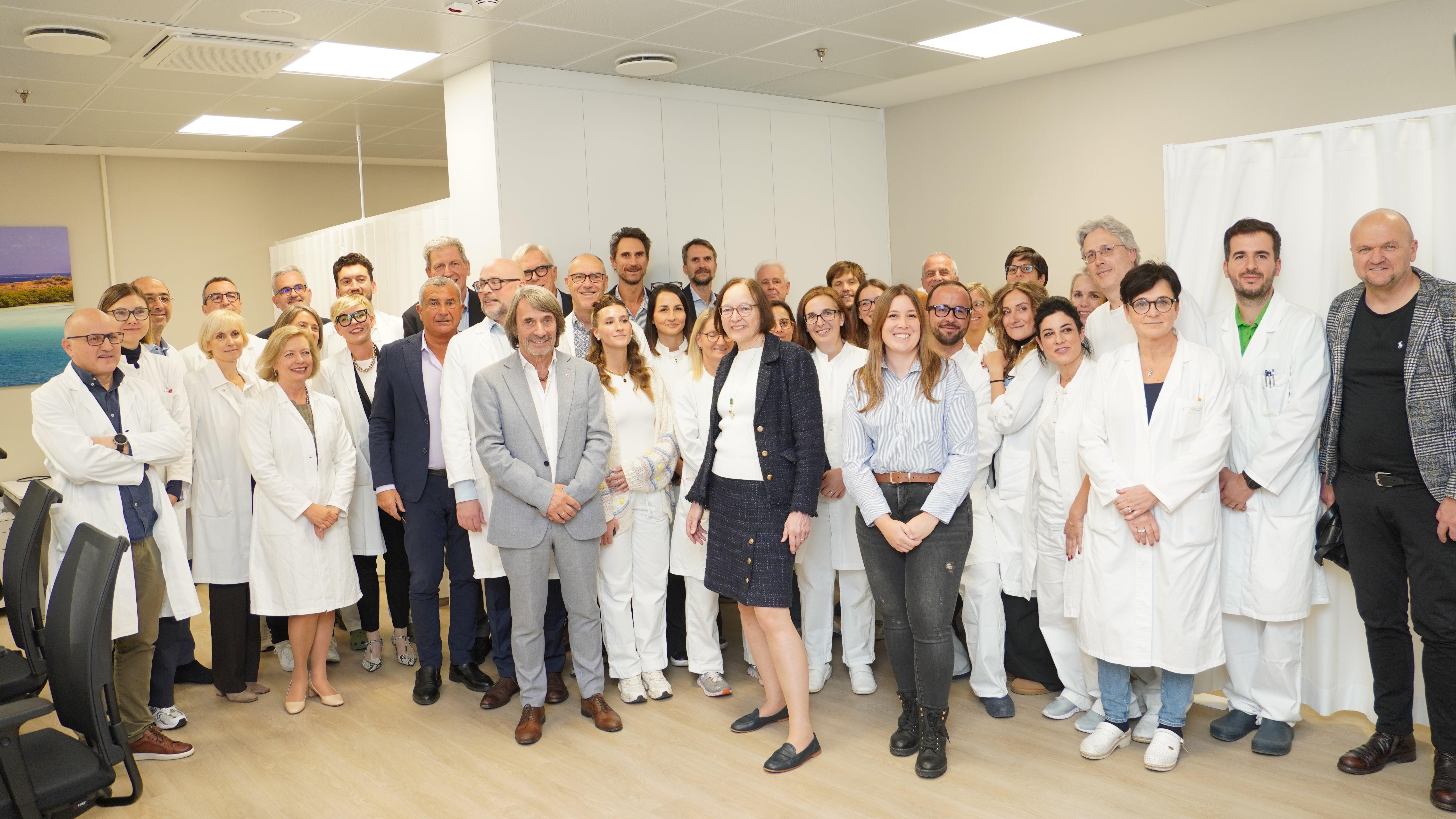 Verantwortliche, Führungskräfte und Team bei der Vorstellung des MR-Linac. (Foto: Sabes/Peter A. Seebacher)