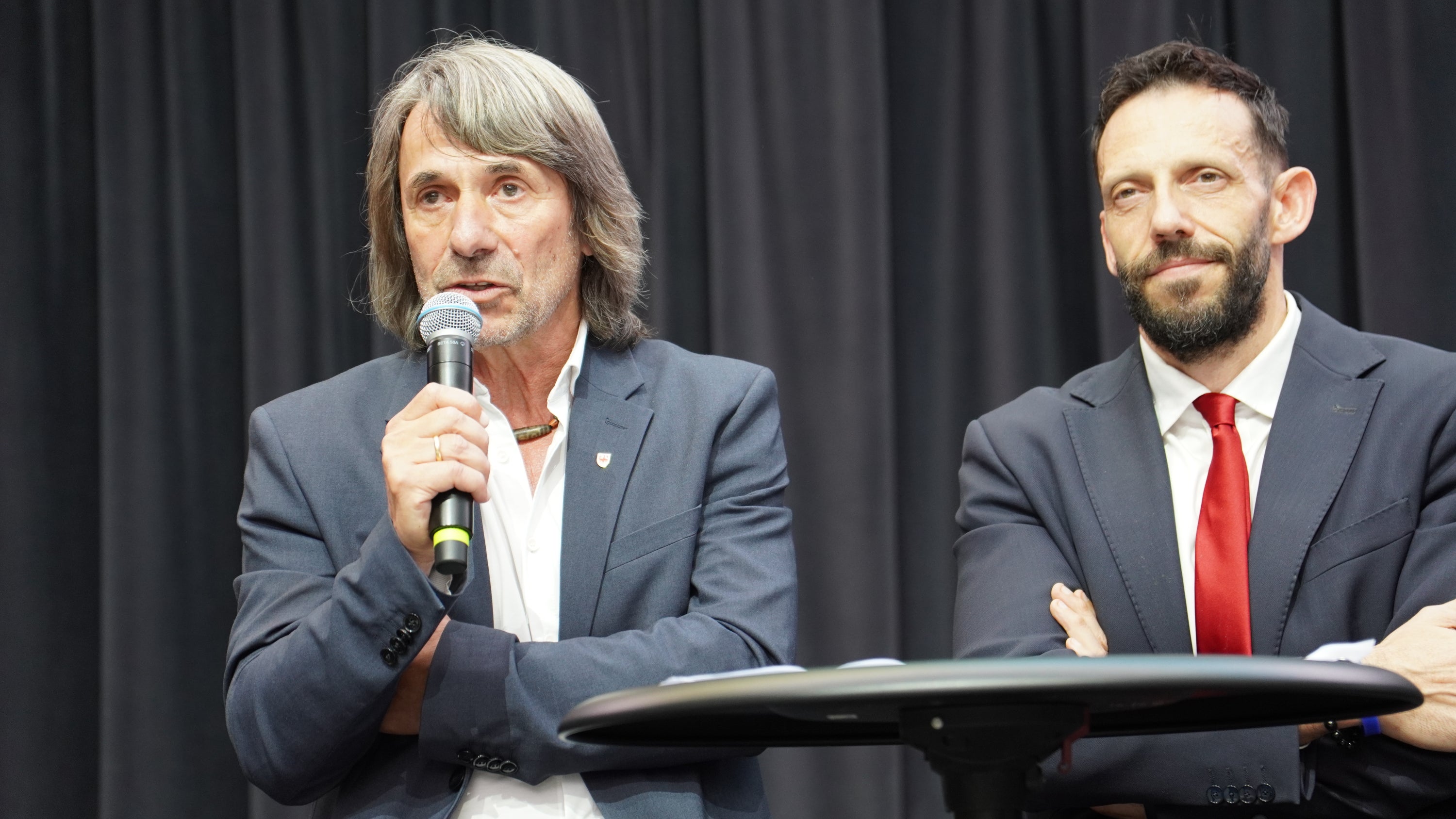 Gesundheitslandesrat Hubert Messner, hier im Bild mit Verwaltungsdirektor Luca Armanaschi, ist gerne gekommen, um mitzufeiern: „Die Jubilare haben die Hälfte ihres Lebens im Sanitätsbetrieb gearbeitet, häufig auch unter großem Druck. Besonders während der Corona-Pandemie haben sie große Resilienz bewiesen und dem Betrieb viel gegeben.“
