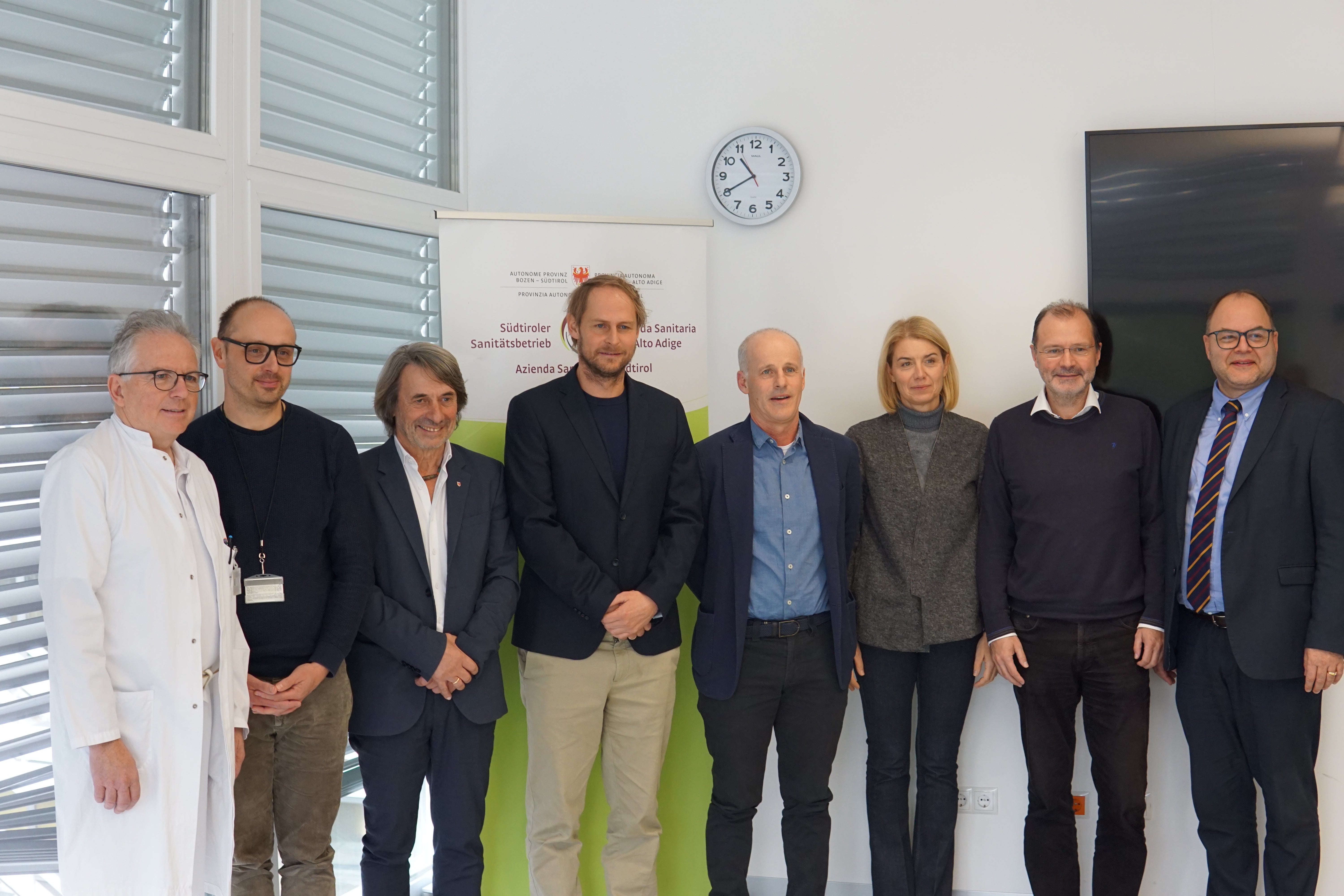 v.l.n.r.: Sanitätskoordinator Marco Pizzinini, koord. Pflegedienstleiter Alexander Kugler, Landesrat Hubert Messner, Pflegedienstleiter Georg Bergmeister, Chefapotheker Martin Grossgasteiger, Ärztliche Direktorin Roberta Vanzetta, Bezirksdirektor Gerhard Griessmair und Generaldirektor Christian Kofler