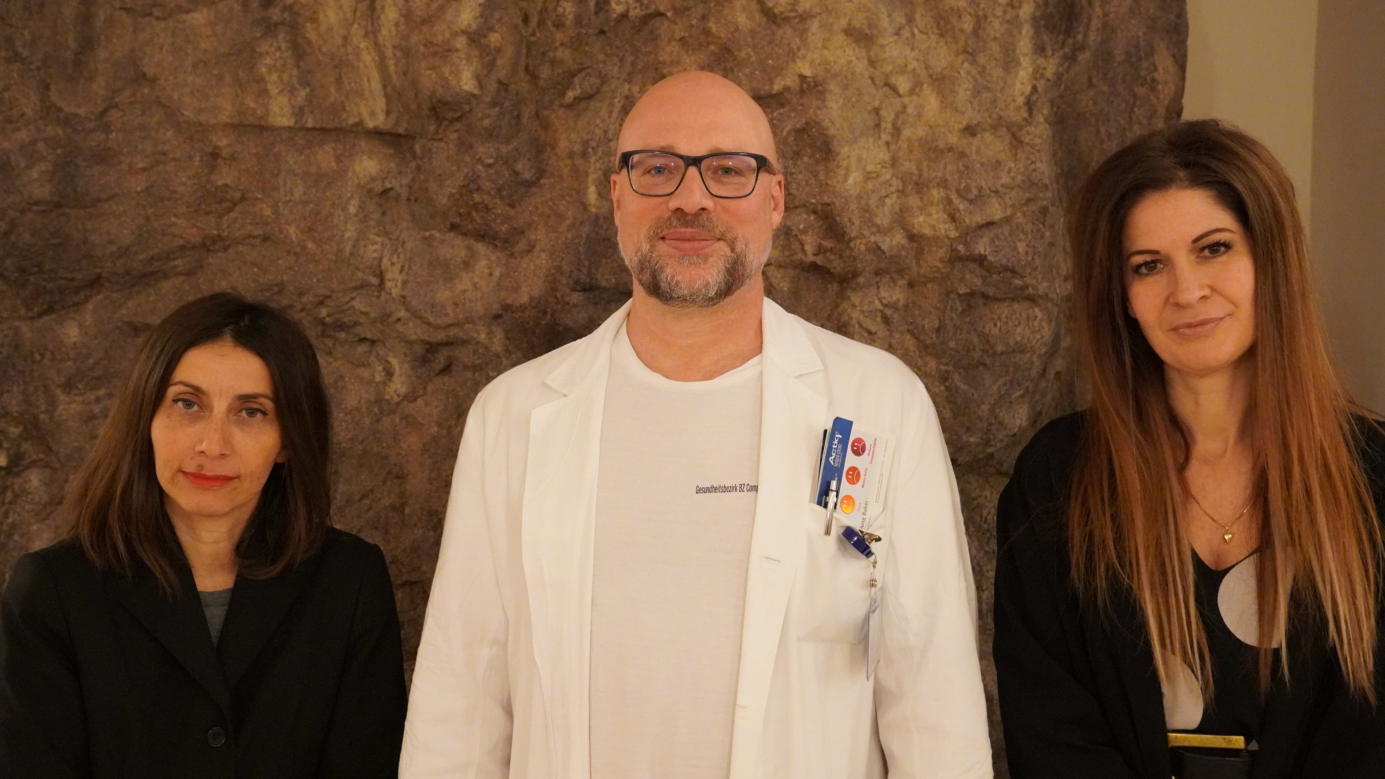 Primar Martin Maffei mit beiden Patientinnen