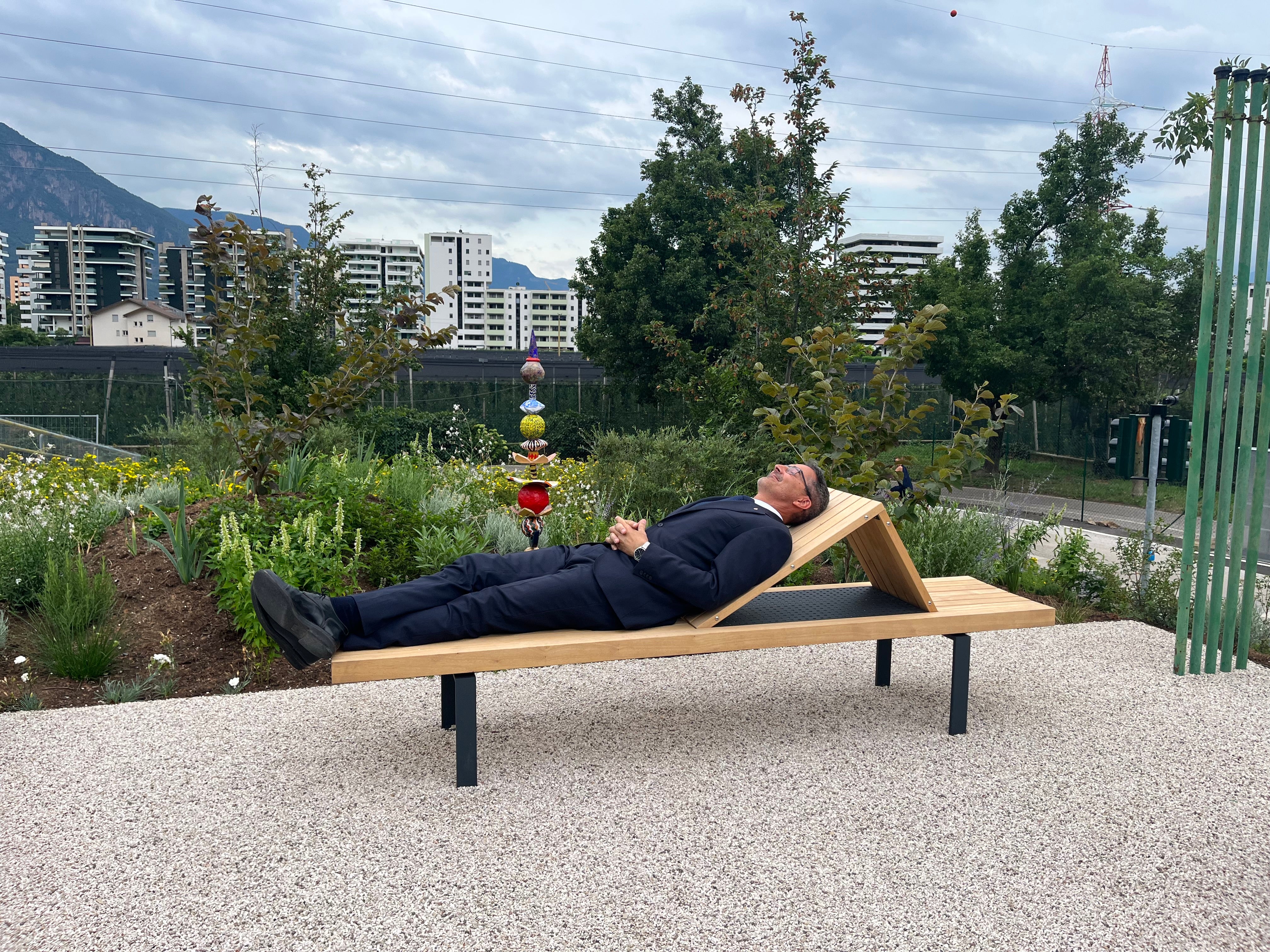 Landeshauptmann und Gesundheitslandesrat Arno Kompatscher testet gleich die Entspannungsbereiche