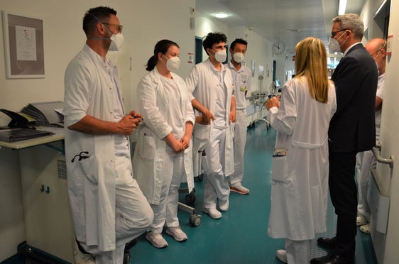Il Reparto di Medicina, che il presidente Kompatscher (a destra) ha visitato durante la sua visita, impiega attualmente 15 medici specialisti e sei medici in formazione (Foto: ASP)