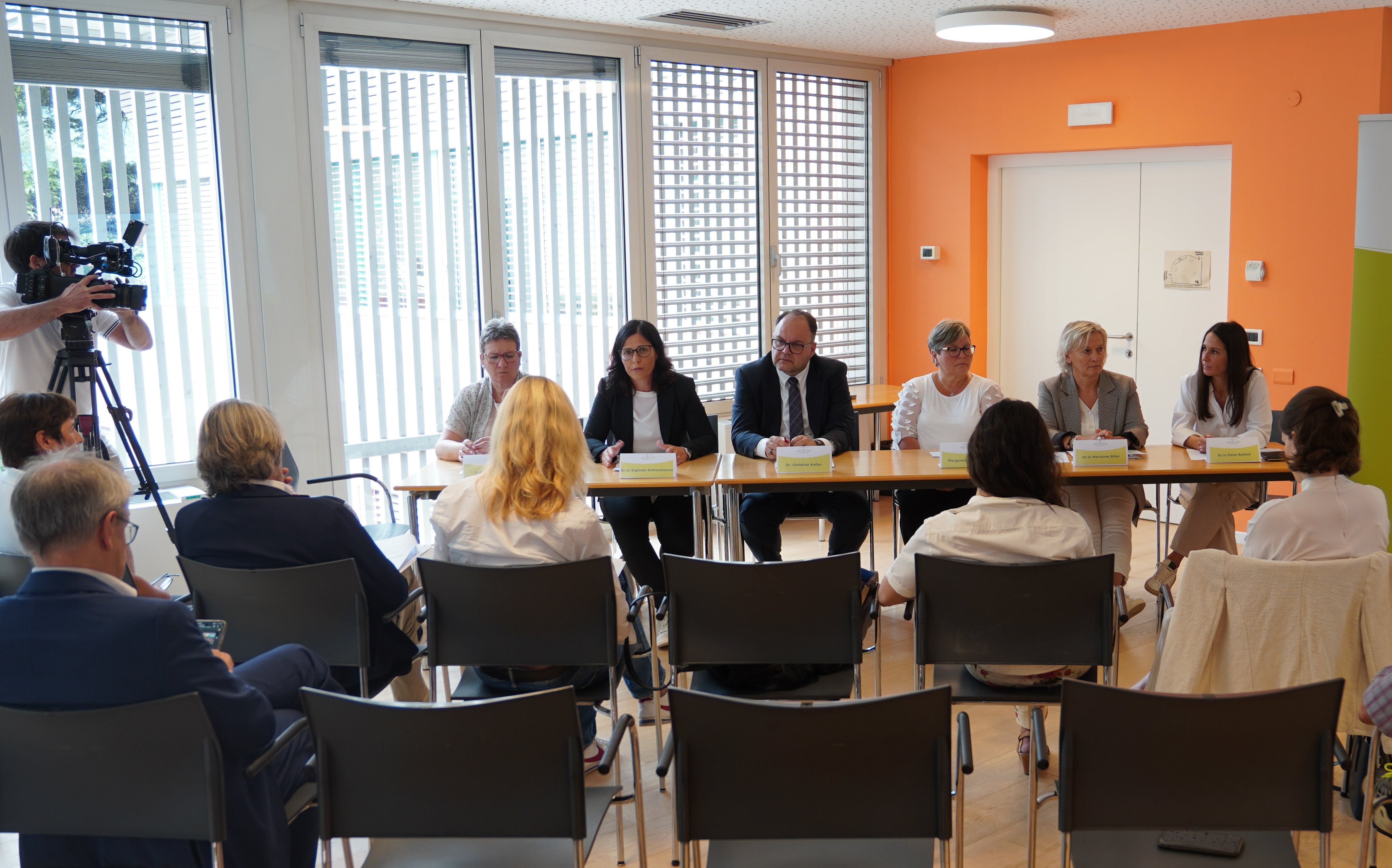 Pressekonferenz zur Familienzentrierten Pflege in Südtirol