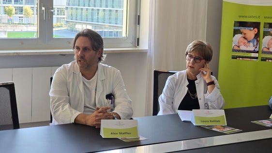 Dr. Alex Staffler, Primar der Abteilung für Neonatologie und Neugeborenenintensivstation am Krankenhaus Bozen und Dr.in Laura Battisti, Primarin der Pädiatrie am Krankenhaus Bozen