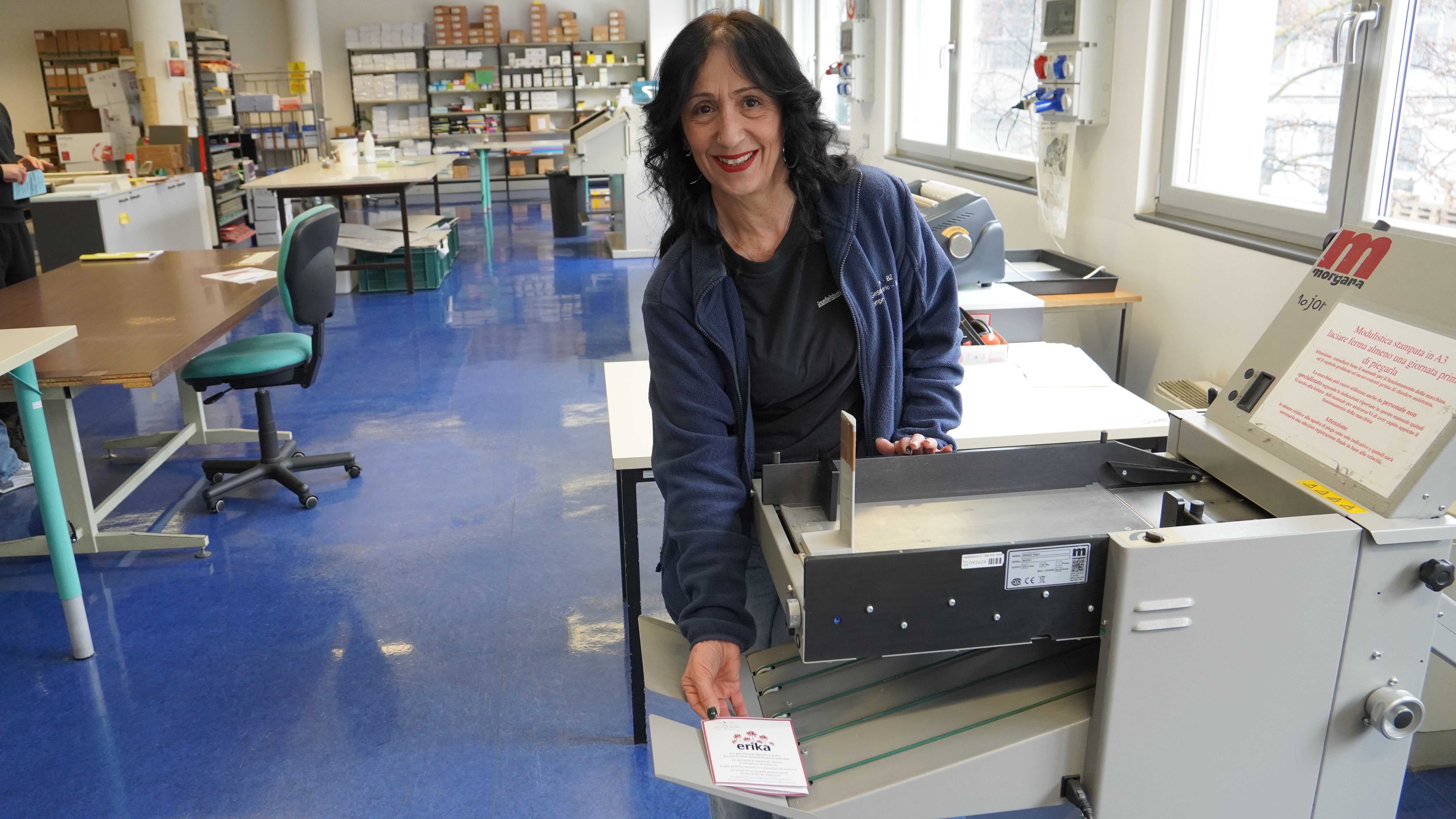 Sara Aniballi mit einer gedruckten Broschüre (Foto: Francesco Vendemia)