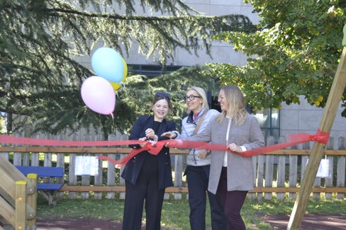 Asilo nido aziendale, rinnovato lo spazio giochi. d.s.: Dr.ssa Melania La Sala - responsabile “Centro bambini”, Daniela Lui - collaboratrice dell’Ufficio servizi generali, Dr.ssa Marina Dallatina – sostituta responsabile “Centro bambini”