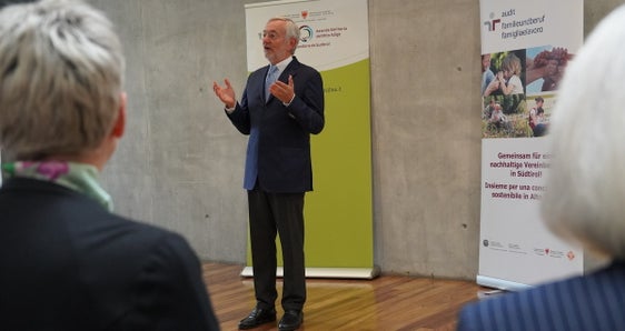 Familienfreundliche Maßnahmen stellen einen echten Mehrwert dar, der die Attraktivität eines Unternehmens am Arbeitsmarkt deutlich erhöht, hielt Handelskammerpräsident Michl Ebner bei der Verleihung fest. (Foto: Sabes/Peter A. Seebacher)