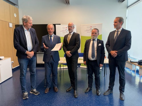 Bei der Überreichung der Risk-Management-Zertifizierung „Phoenix 5.0“: Josef Widmann, Carlo Perini, Florian Zerzer, Stefano Mezzopera, Oliver Neeb (v.l.)