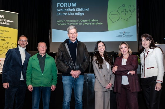 v.l. Thomas Vonmetz, der Pazient Alberto, Josef Widmann, Valentina Carelli, Rosita Saraceno und Janah Maria Andreis (Foto: Ivo Corrà)