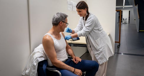 Una breve spiegazione, due piccole punture, due cerotti e la vaccinazione è finita: il presidente della Provincia Arno Kompatscher si vaccina per lanciare un segnale tangibile di responsabilità, salute e comunità. La campagna di vaccinazione di quest'anno contro l'influenza e il Coronavirus si basa anche su questo. (Foto: USP/Greta Stuefer)