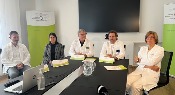 v.l.n.r.: Vize-Sanitätsdirektor Pierpaolo Bertoli, Bezirksdirektorin Irene Pechlaner, Primar Martin Steinkasserer, Primar Alex Staffler und Fachärztin Federica Verdi 