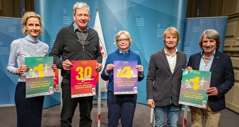 Kampagne vorgestellt (von links): die Leiterin des Gustelier & Gastro im HGV Bettina Schmid, Sanitätsdirektor Josef Widmann, die geschäftsführende Primaria des Dienstes für Abhängigkeitserkrankungen Bettina Meraner, der Direktor des Forum Prävention Peter Koler, Gesundheitslandesrat Hubert Messner (Foto: LPA/Greta Stuefer)