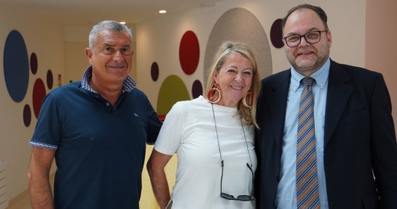 Umberto Tait, Direktor des Gesundheitsbezirkes Bozen, Lydia Pescollderungg und Generaldirektor Christian Kofler (v.l.)