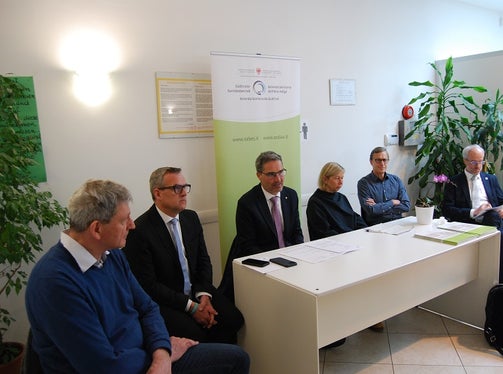 v.l.n.r.: Sanitätsdirektor Josef Widmann, Bürgermeister Christian Bianchi, Landeshauptmann Arno Kompatscher, Pflegedienstleiterin Gundula Gröber, Kinderarzt Claudio Paganini und Generaldirektor Florian Zerzer