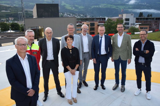 Bezirksdirektorin Christine Zelger und weitere Vertreter des Sanitätsbetriebes, des Landes Südtirol, des Weißen Kreuzes und der A22 freuen sich über die neue Plattform