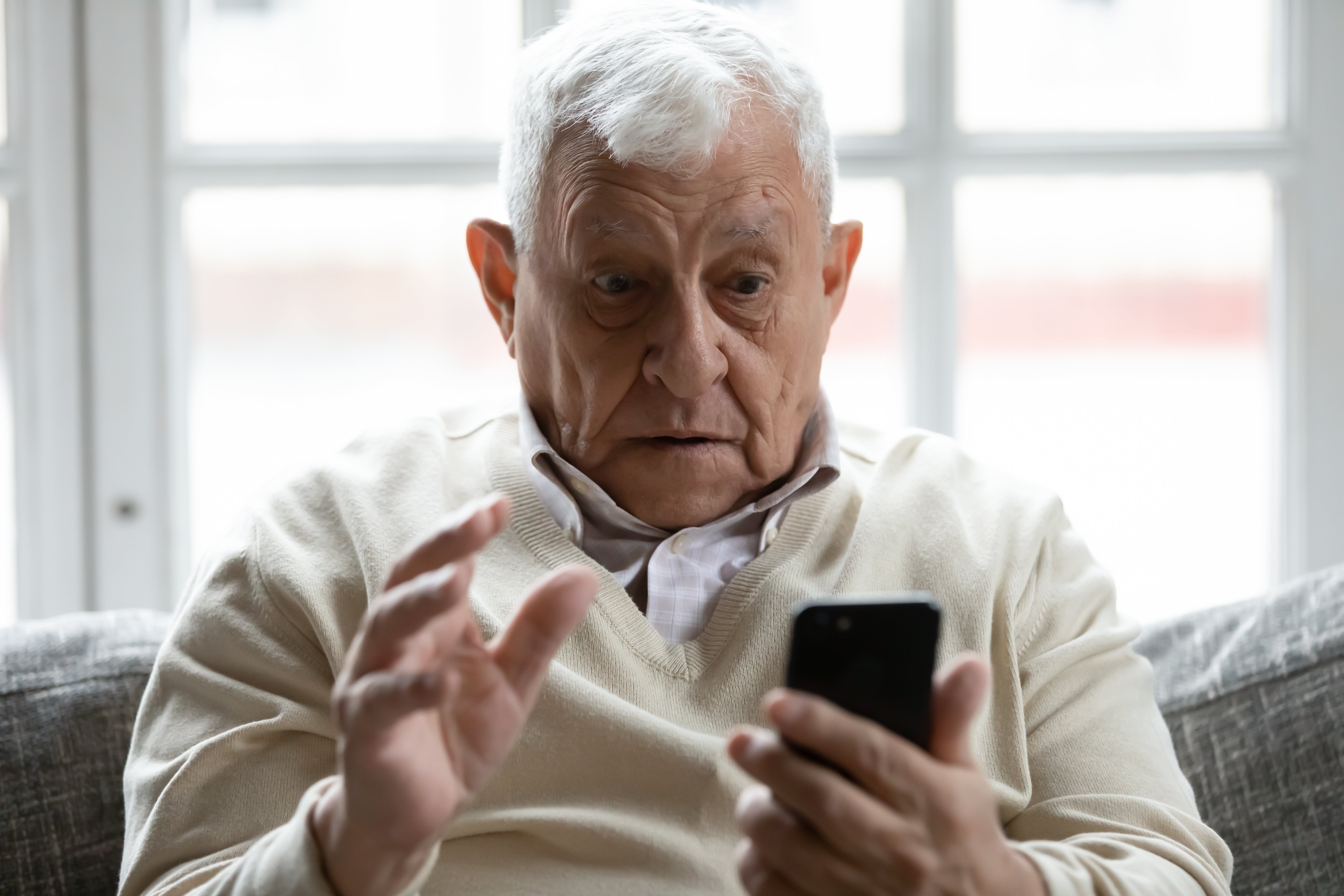 Sanitätsbetrieb warnt vor betrügerischen SMS- und Whatsapp-Nachrichten (Foto 123rf)