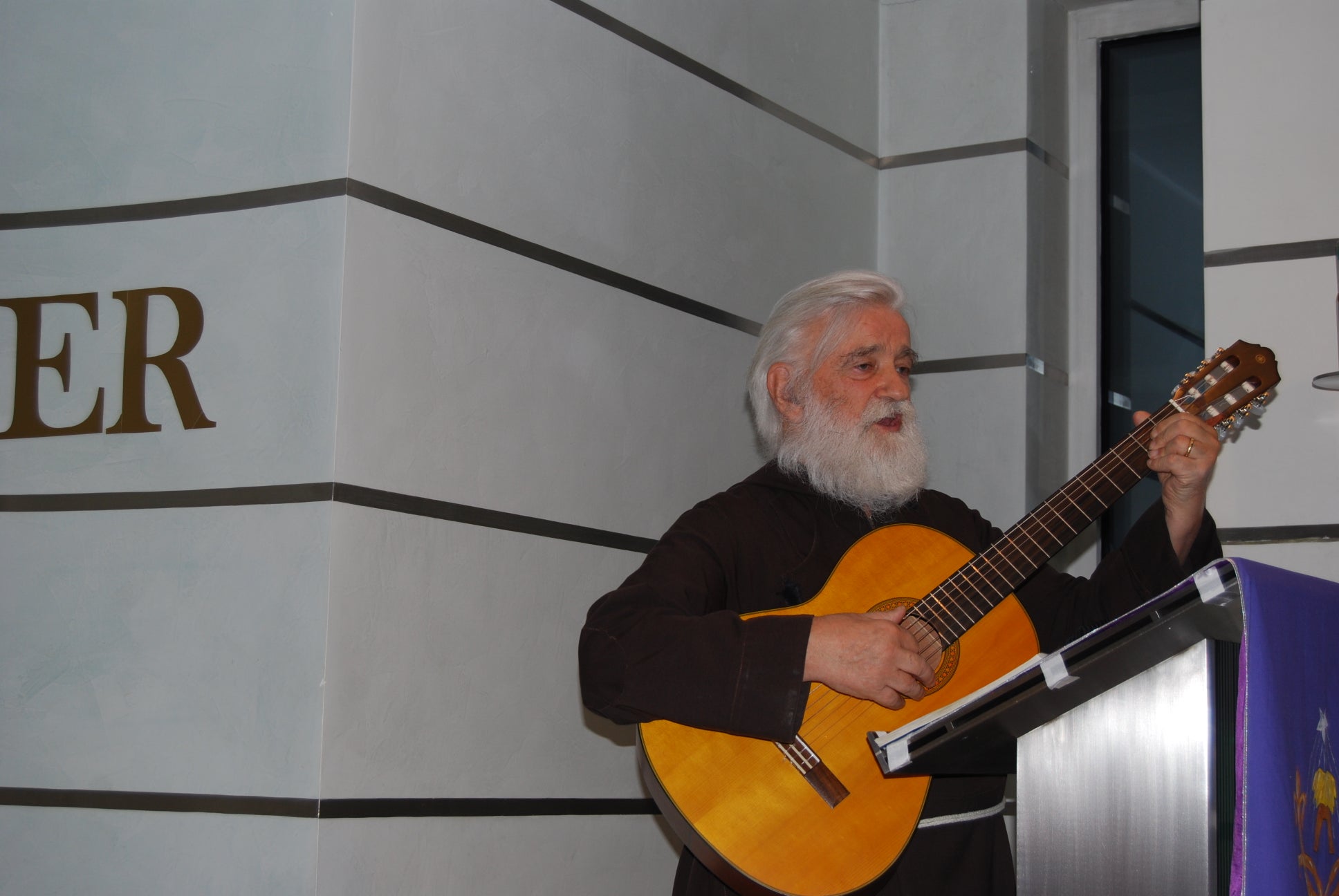Pater Peter im Krankenhaus Meran. (Foto: Sabine Flarer)