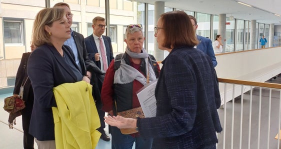 Die Ärztlichen Direktorin Monica Zaebisch führte die Gäste durch das Krankenhaus Bozen