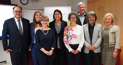 v.l.n.r.: Generaldirektor Christian Kofler, Primarin Barbara Avesani, Primarin Laura Battisti, Bezirksdirektorin Irene Pechlaner, Primarin Esther Hanspeter, Sanitätsdirektor Josef Widmann, Landesrat Hubert Messner sowie Primarin Nadia Oberhofer