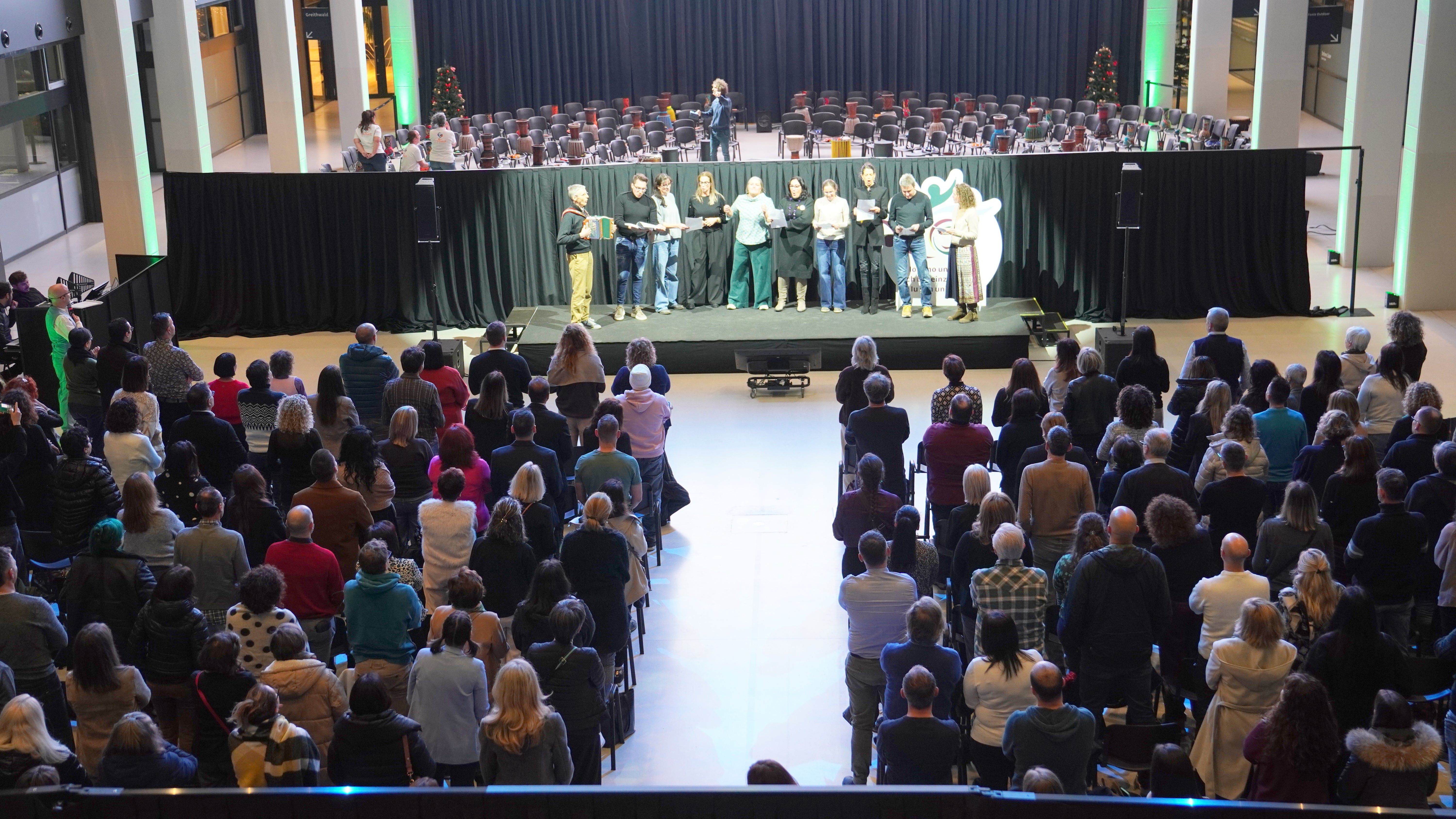 Die heurige Jahrestagung für Führungskräfte aus dem Präventions-, Pflege-, sanitätstechnischen und Rehabereich des Südtiroler Sanitätsbetriebes zeichnete sich durch eine hohe Beteiligung und viel Energie aus. (Foto: Sabes\VS)