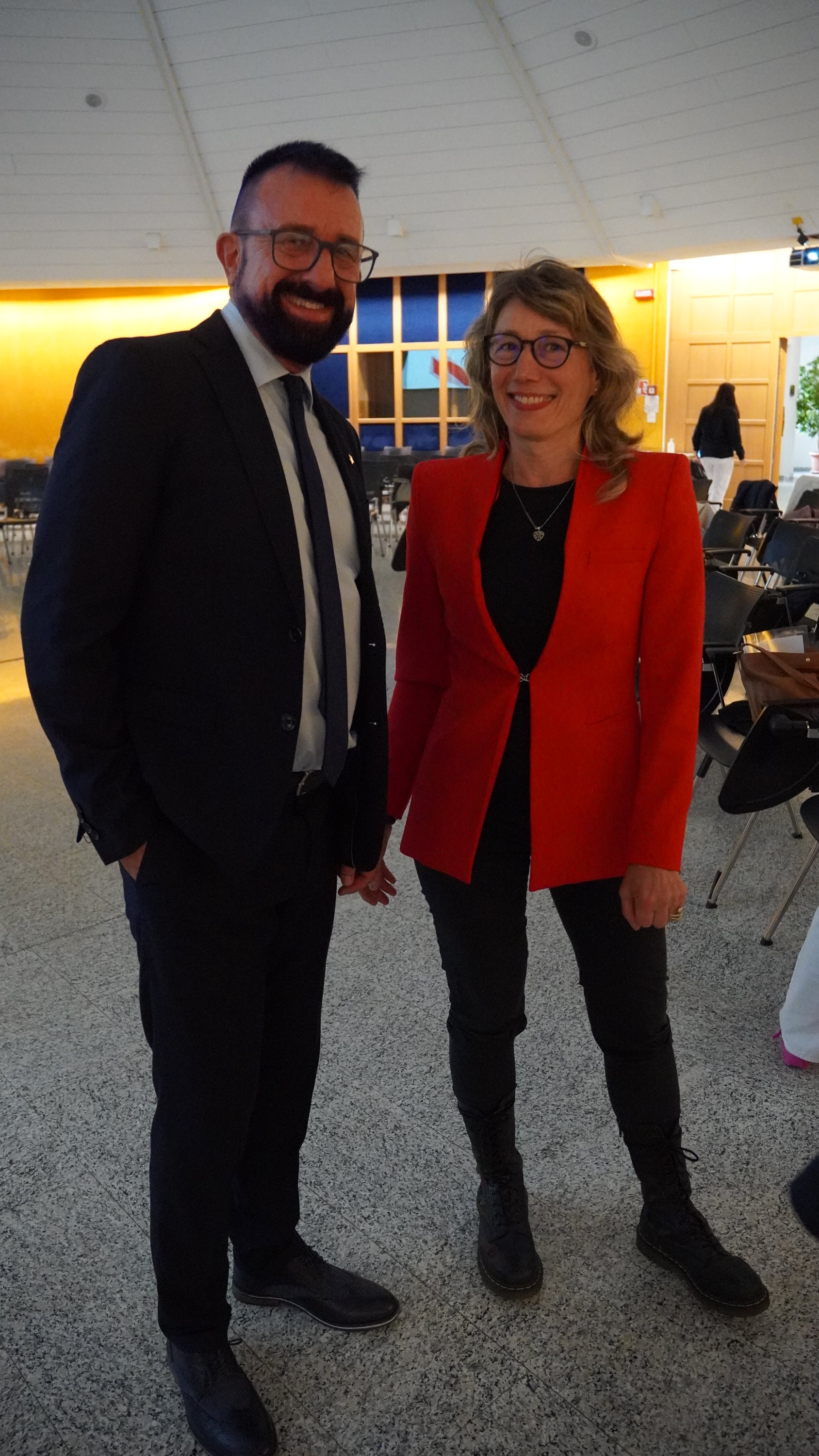 Alessandro Buriani von Accreditation Canada und Sandra Girardi, Ansprechpartnerin im Betrieb für das Projekt zur Umsetzung der Exzellenz- Akkreditierung (Foto: Ingeburg Gurndin)