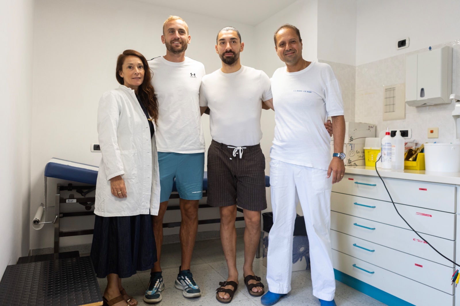 Pflegekoordinatorin Laura Rech,  Fabian Tait, Silvio Merkaj und der Sportmediziner Dr. Elio Assisi, (Foto: Sabes)