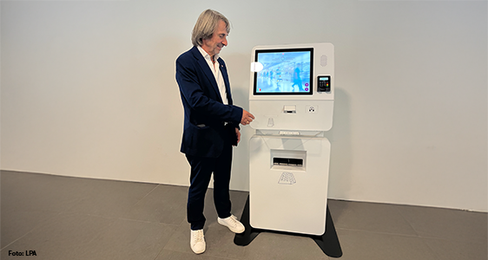 Landesrat Hubert Messner probiert die neuen automatischen Kassen (Foto: LPA/Viktoria Huber)