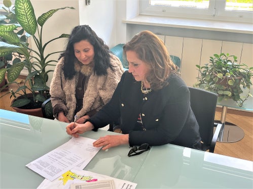 Unterzeichnung des Einvernehmensprotokolls von links: Isabella Mastrobuono und Emanuela Pedevilla