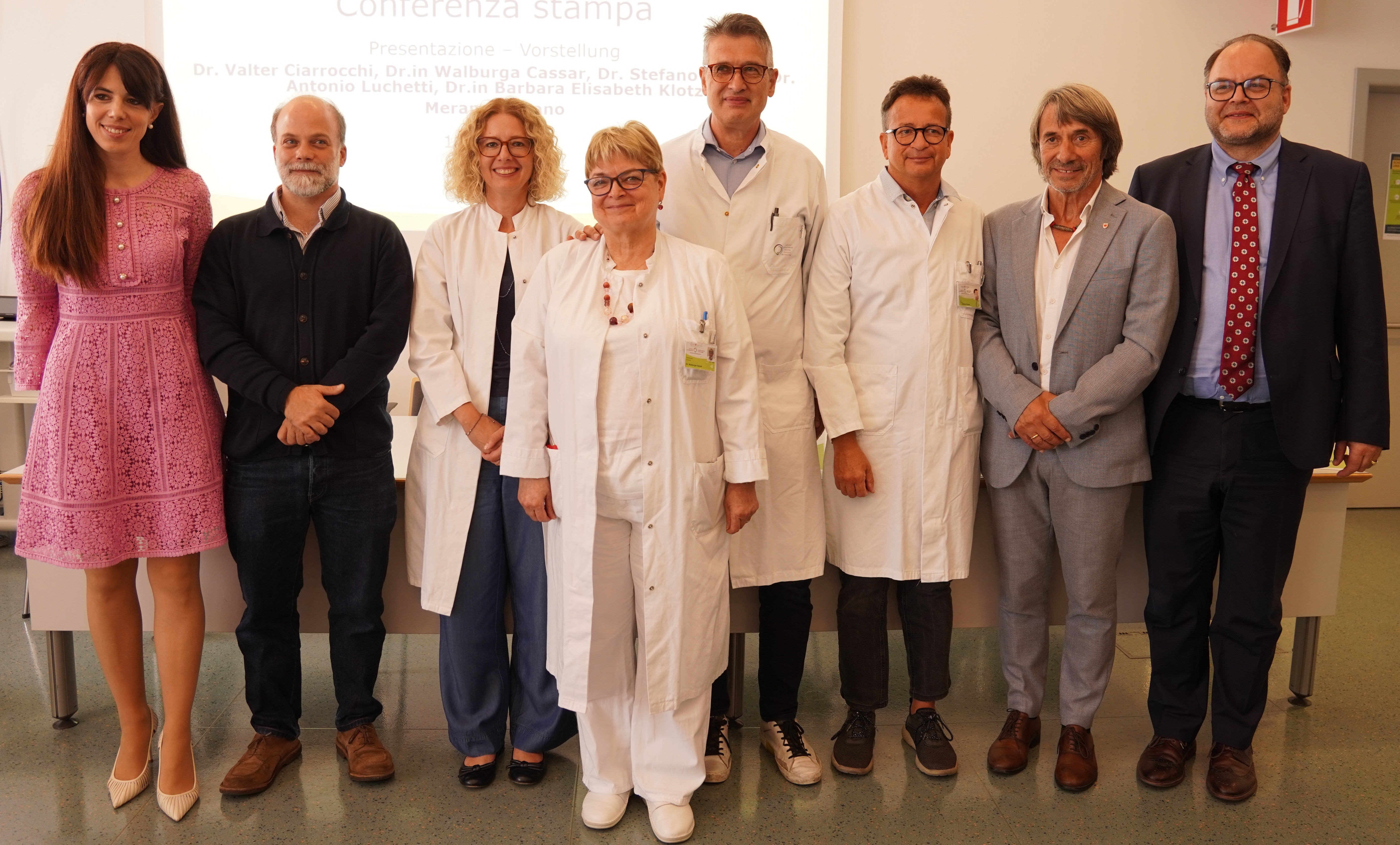 v.l.n.r.: Bezirksdirektorin Dr.in Janah Maria Andreis, Primar Dr. Antonio Luchetti, Direktorin Dr.in Barbara Elisabeth Klotz, Primaria Dr.in Walburga Cassar, Ärztlicher Direktor Dr. Valter Ciarrocchi, Primar Dr. Stefano Grassi, Landesrat Dr. Hubert Messner und Generaldirektor Dr. Christian Kofler (Foto: Sabes/SF)