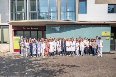 Foto di gruppo davanti alla nuova Casa della Comunità Loew Cadonna (foto: LPA/Greta Stuefer)