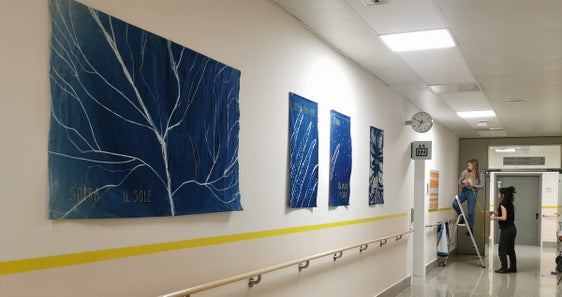 Die Künstlerinnen Monica Smaniotto und Nadia Tamanini drapieren ihre Werke im Korridor/Wartezimmer der psychiatrischen Abteilung des Landeskrankenhauses Bozen - Foto Samira Mosca