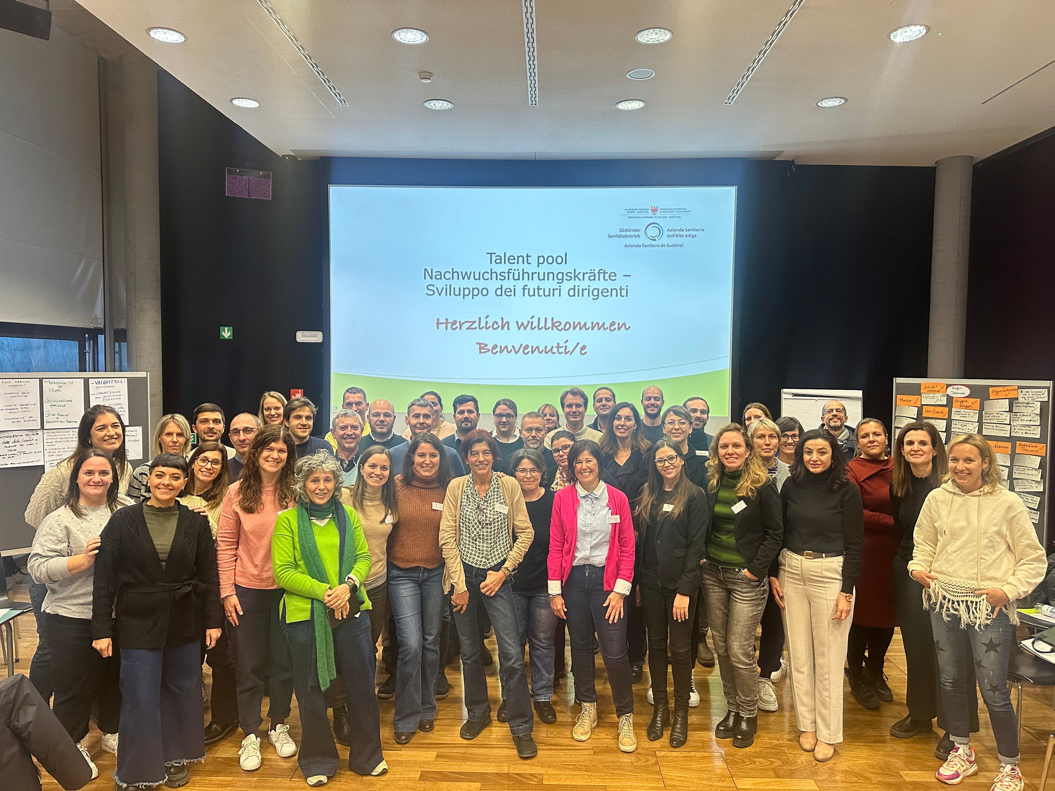Le partecipanti e i partecipanti provenienti da tutte le aree dell’Azienda sanitaria in occasione dell’avvio del corso nel novembre 2024 (Foto: Asdaa)