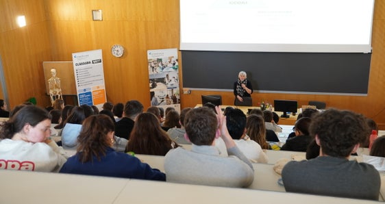 Marianne Siller, Pflegedirektorin des Südtiroler Sanitätsbetriebes, stellte den Schülerinnen und Schülern den Betrieb und die verschiedenen Möglichkeiten vor