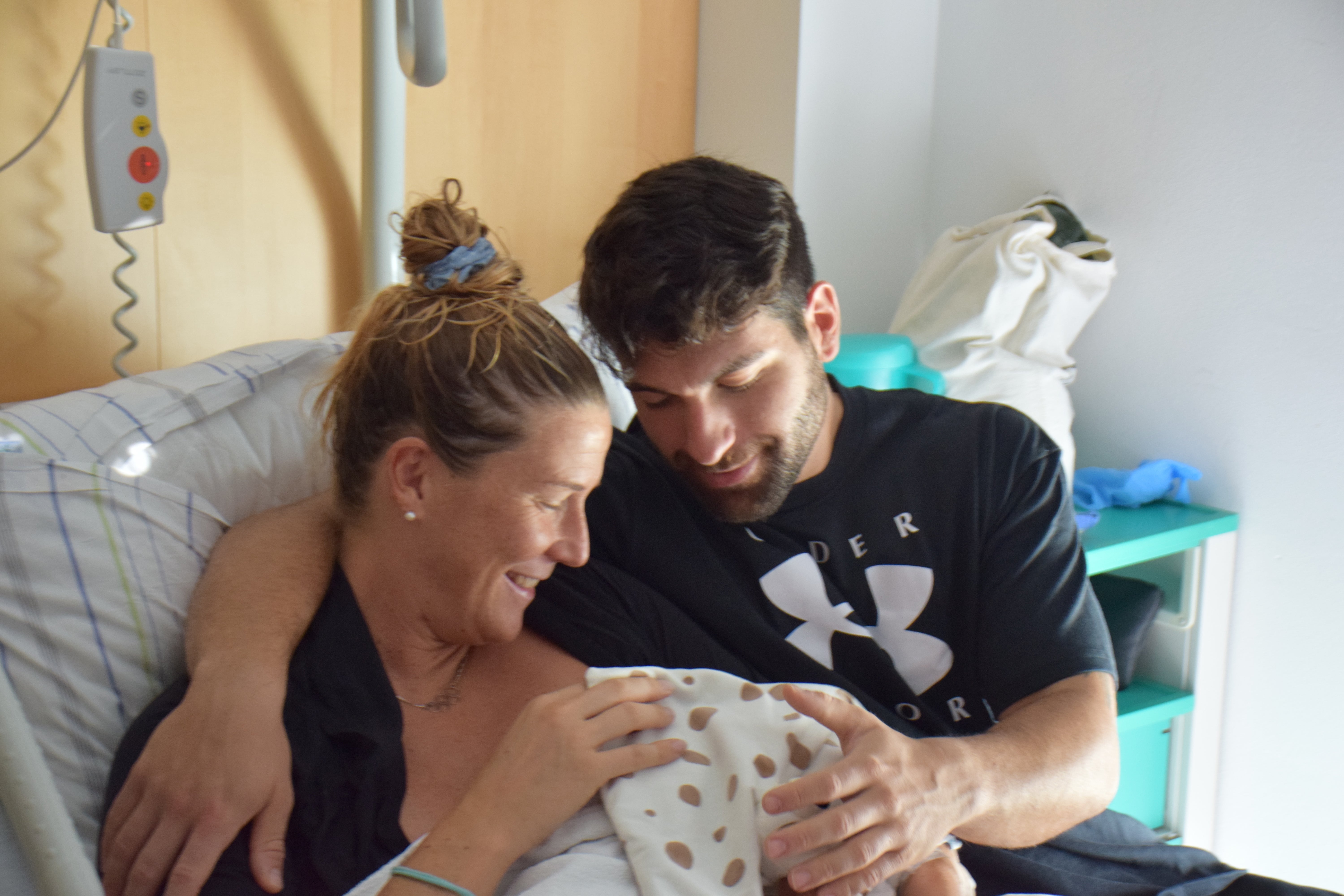 Das junge Elternpaar mit Baby Riccardo