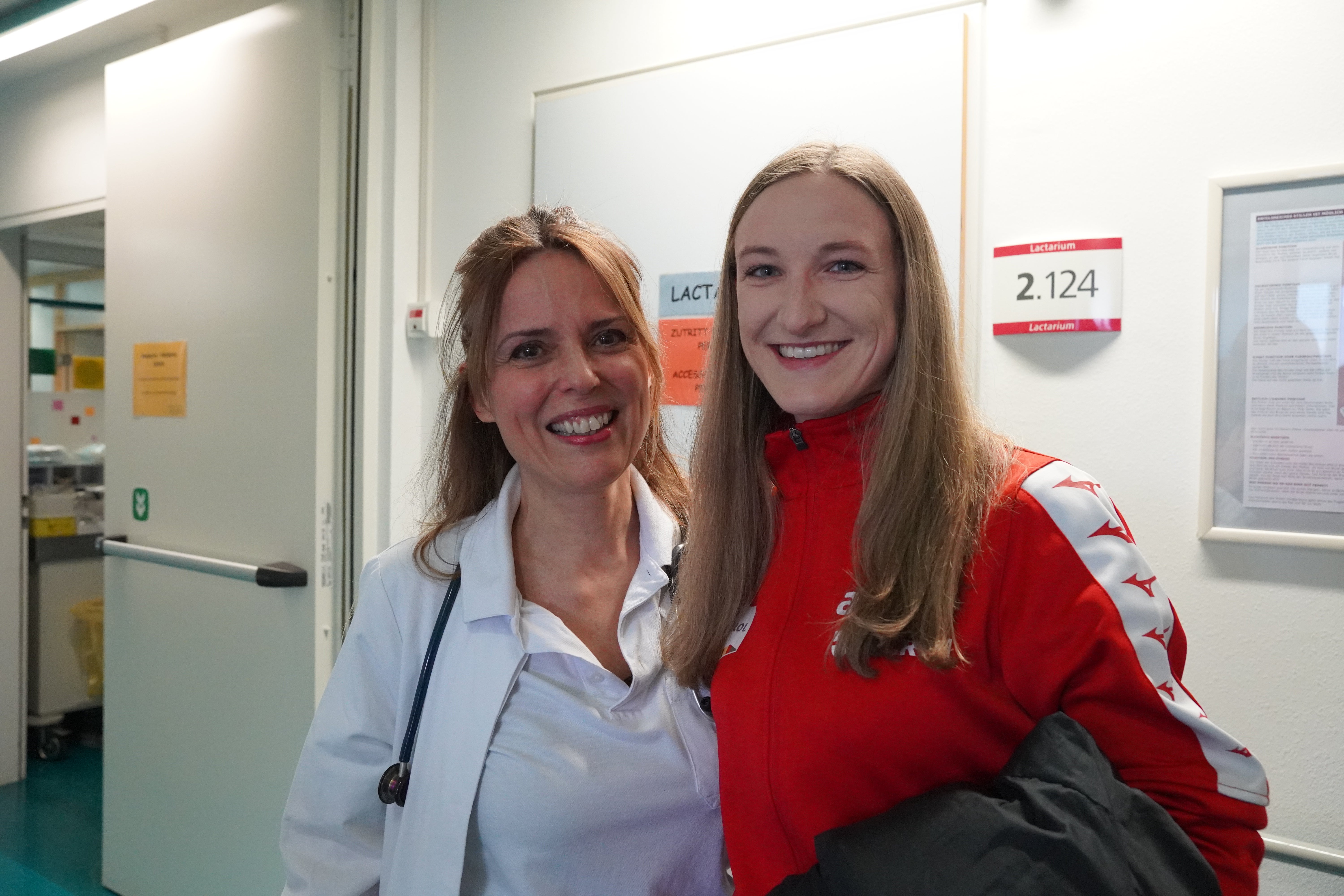 Die geschäftsf. Primaria Gaia Weissmann mit Spielerin Flu Maloku