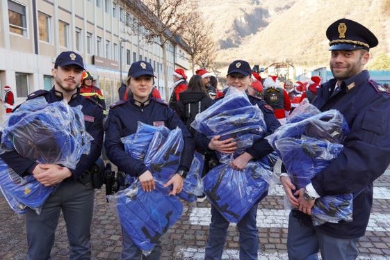 Polizei mit Geschenke