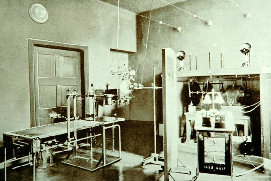 Die für die damalige Zeit modernste Röntgenanlage in Italien stand im Krankenhaus Brixen (Foto: Archiv Hartmuth Staffler)