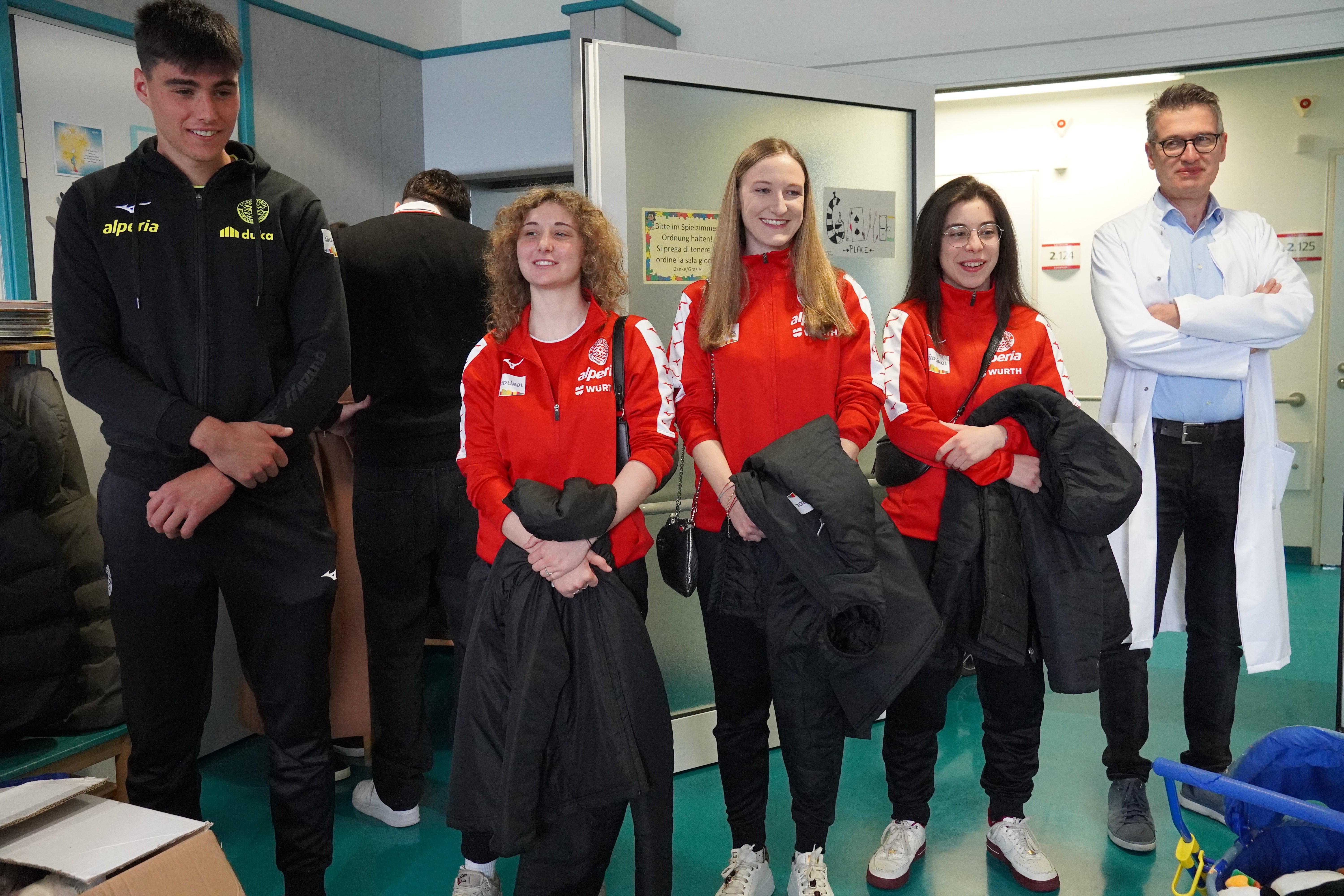 Der ärztliche Direktor Valter Ciarrocchi mit Spielerinnen und Spieler