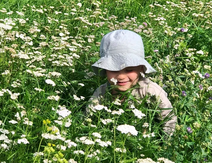 Kind auf der Wiese (Foto: privat)