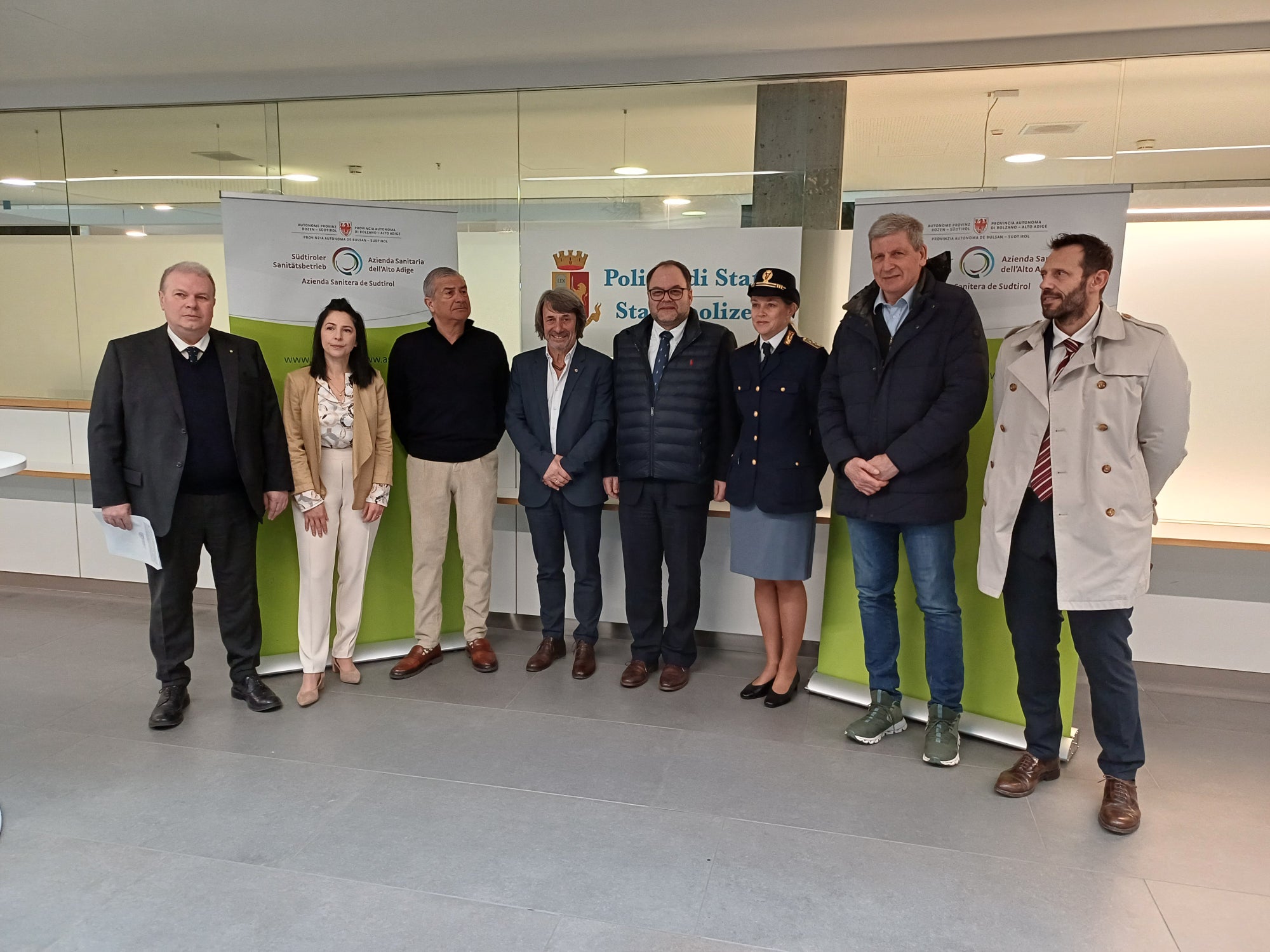 Questore Paolo Sartori, Dott.ssa Stefania Bertolami, Dott. Umberto Tait, Dott. Hubert Messner, Dott. Christian Kofler, Sovraintendente capo Cindy Oberhöller, Dott. Josef Widmann, Dott. Luca Armanaschi