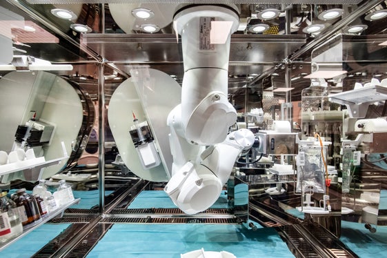 Apothekerinnen und Apotheker müssen dazu in der Lage sein, hochkomplexe Geräte zu bedienen, die sich ständig weiterentwickeln. Dies erfordert eine hohe Professionalität und kontinuierliche Weiterbildung. Im Bild: Zubereitung einer Chemotherapie mithilfe eines Roboters. (Foto: Ivo Corrà)