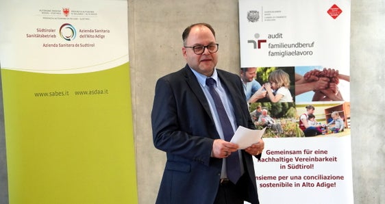 Das Dialog-Zertifikat des audit familieundberuf werde im Südtiroler Sanitätsbetrieb nicht als Schlussstrich gesehen, sondern als Aufforderung, den begonnen Weg weiterzugehen, betonte Generaldirektor Christian Kofler. (Foto: Asdaa/Peter A. Seebacher)