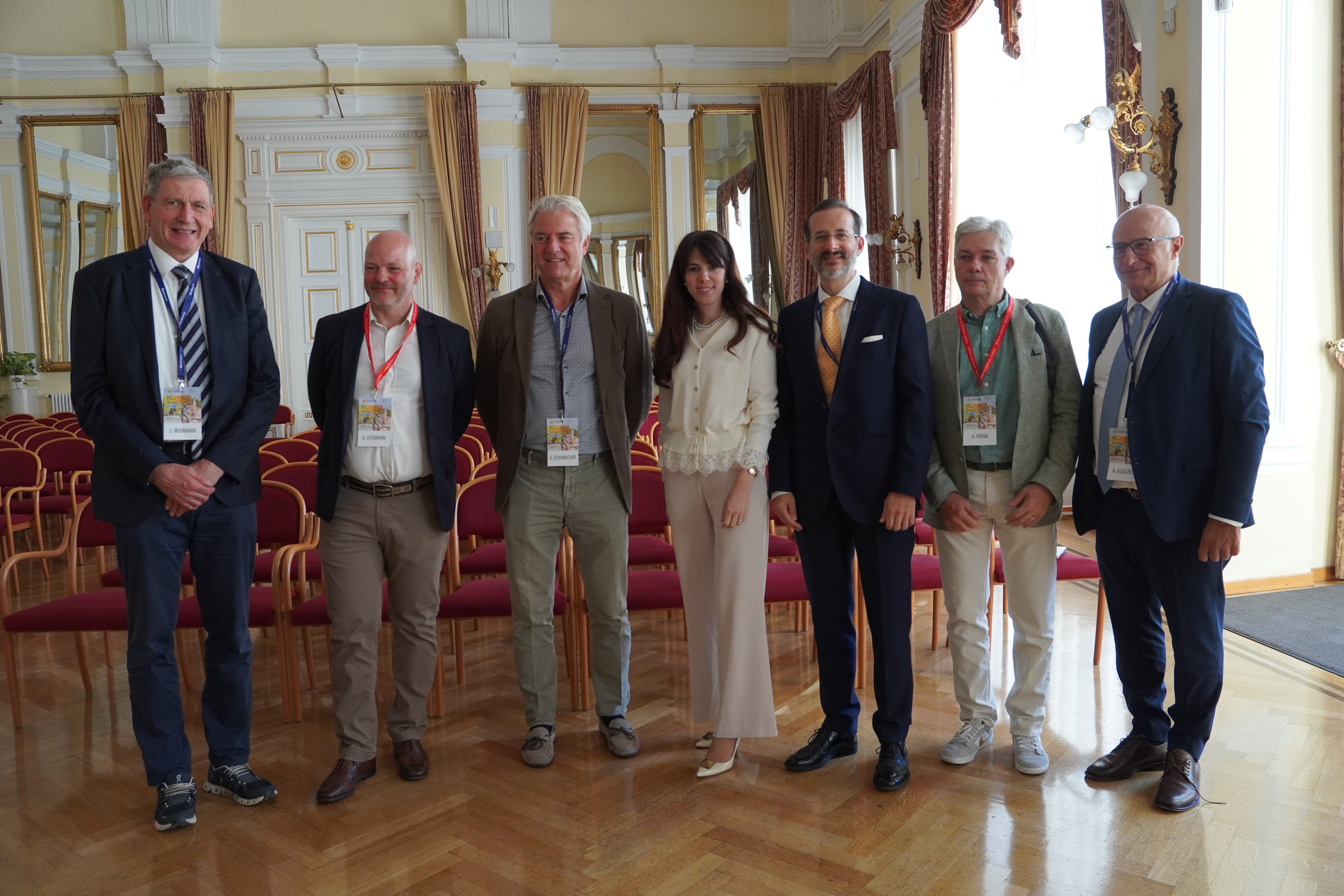 v.l.n.r.: Sanitätsdirektor Dr. Josef Widmann, Primar Dr. Günther Sitzmann, Primar Prof. Dr. Guido Schumacher, Bezirksdirektorin Dr.in Janah Maria Andreis, Primar Prof. Dr. Alexander Perathoner, Primar Dr. Antonio Frena und der ehemalige Vorsitzende der tirolerisch-venezianisch-lombardischen Chirurgenvereinigung, Prof. Dr. Alfredo Guglielmi (Foto: Sabes/SF) 