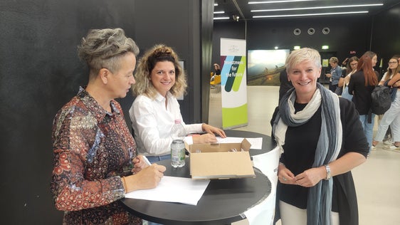 Die Pflegedirektorin Marianne Siller mit zwei Mitarbeiterinnen 