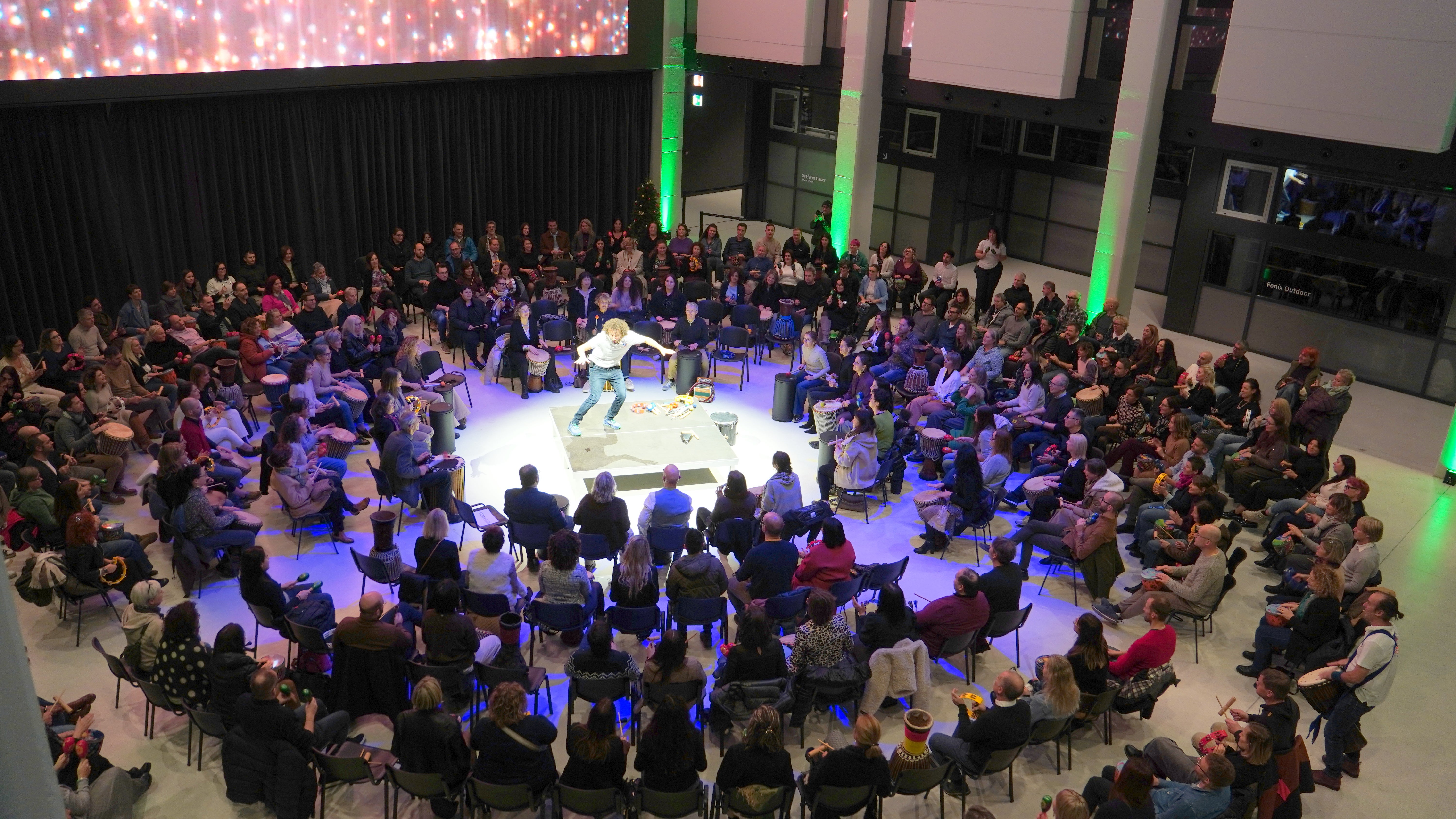 Erfahrungsworkshop mit verschiedenen Percussions-Instrumenten, zum Thema gemeinsame Führung (Foto: Sabes\VS)