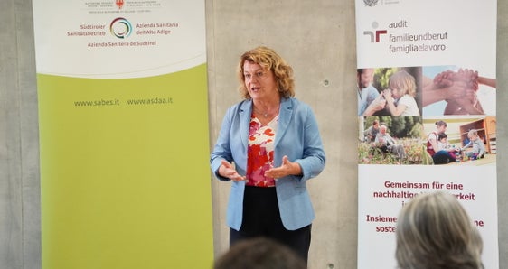 Mit der Auditierung zeigten Betriebe, wie der Südtiroler Sanitätsbetrieb, wie wichtig ihnen Familienfreundlichkeit und Vereinbarkeit, und damit auch die Mitarbeitenden sind, unterstrich Familienlandesrätin Rosmarie Pamer. (Foto: Sabes/Peter A. Seebacher)