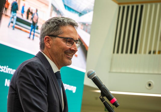Landeshauptmann und Gesundheitslandesrat Arno Kompatscher bei der Bestimmungsübergabe der Neuen Klinik in Bozen. (Foto: LPA/Fabio Brucculeri)