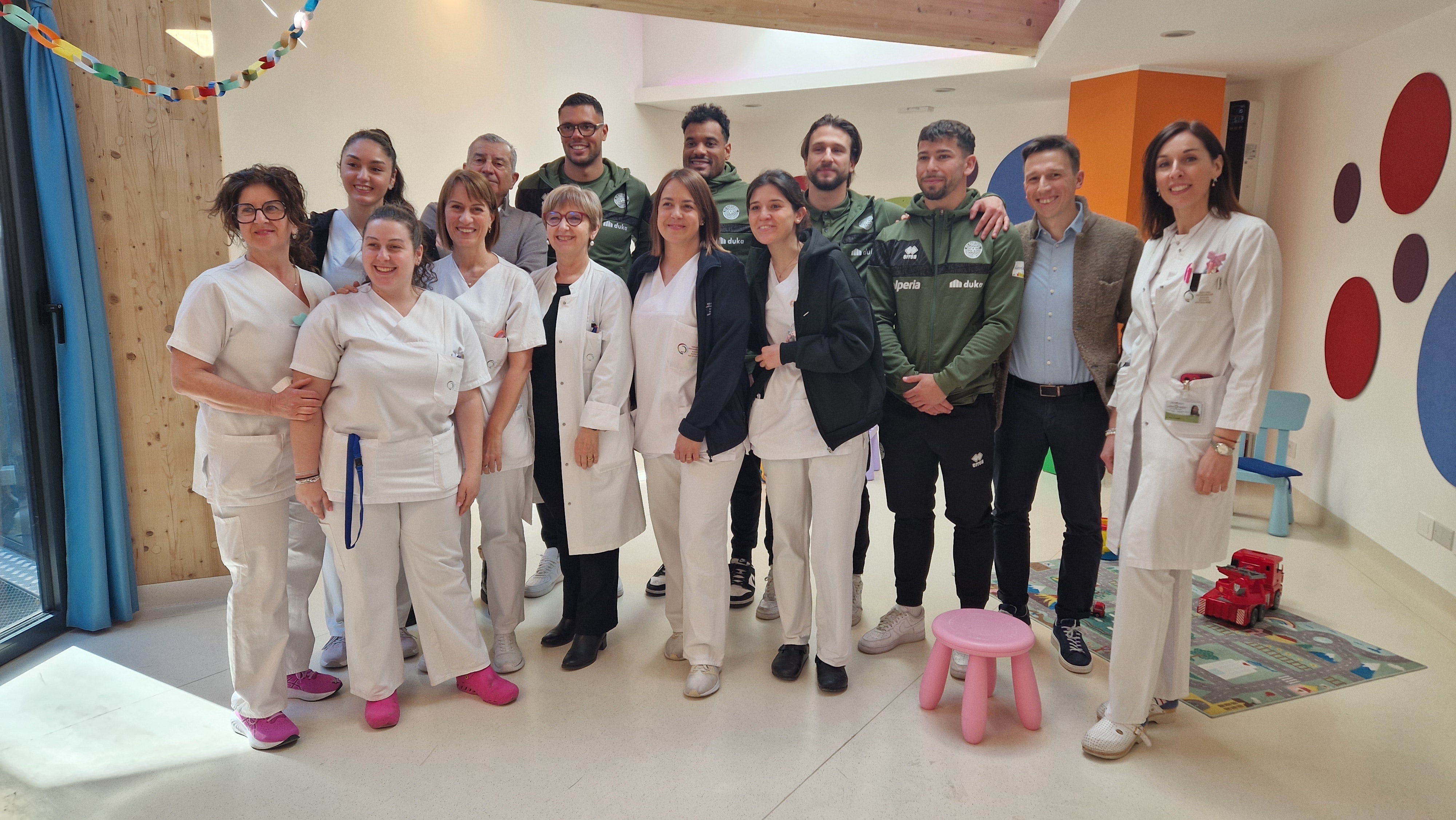 Eine Delegation des FC Südtirols besuchte die Abteilung für Pädiatrie am Landeskrankenhaus Bozen (Foto: Sabes/VS)