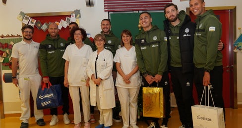 Dr. Andrea Pisciali,  Koordinatorin Dorothea Morandell, Primaria Laura Battisti und Vizekoordinatorin Luisa Senesi mit der Abordnung des FC Südtirol