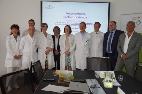 v.l. Roberta Joppi, Andrea Mega, Luca Armanaschi (hinten), Elena Bernobich Kampen, Hubert Messner, Monika Elisabeth Zäbisch, Roberto Dongilli, Christian Greco, Christian Kofler, Umberto Tait (Foto: Sabes/ER) 